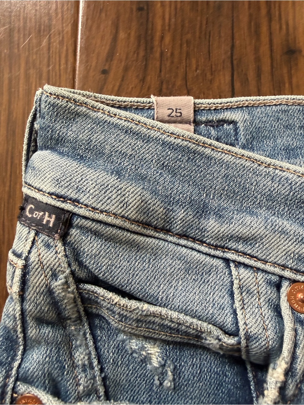 Citizens Of Humanity light blue denim shorts with silver button - Picture 3 of 5